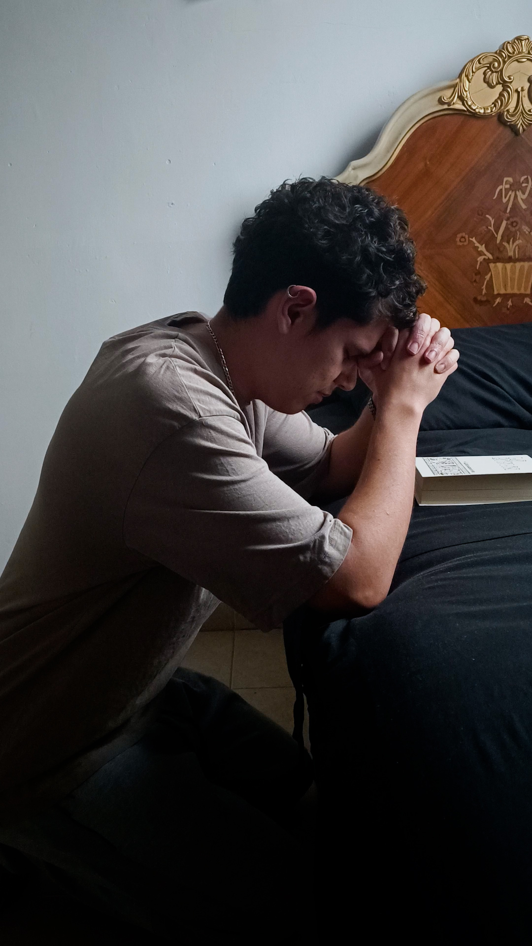 Hombre joven orando